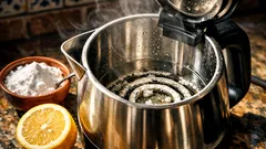 Cómo descalcificar el hervidor eléctrico sin vinagre: el truco del limón que funciona de verdad