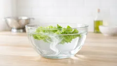 Lavar la lechuga con vinagre: lo que ayuda de verdad y lo que no