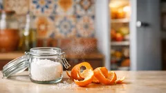 Cáscara de mandarina y bicarbonato: el truco natural para quitar olores en la nevera y la cocina