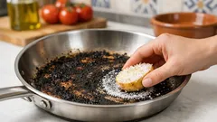 El truco de la patata y la sal para limpiar una sartén quemada sin rayarla