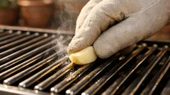El truco del ajo para que nada se pegue en la parrilla y la rejilla se limpie mejor