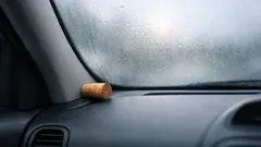 El truco del corcho de vino en el coche para reducir los cristales empañados en invierno